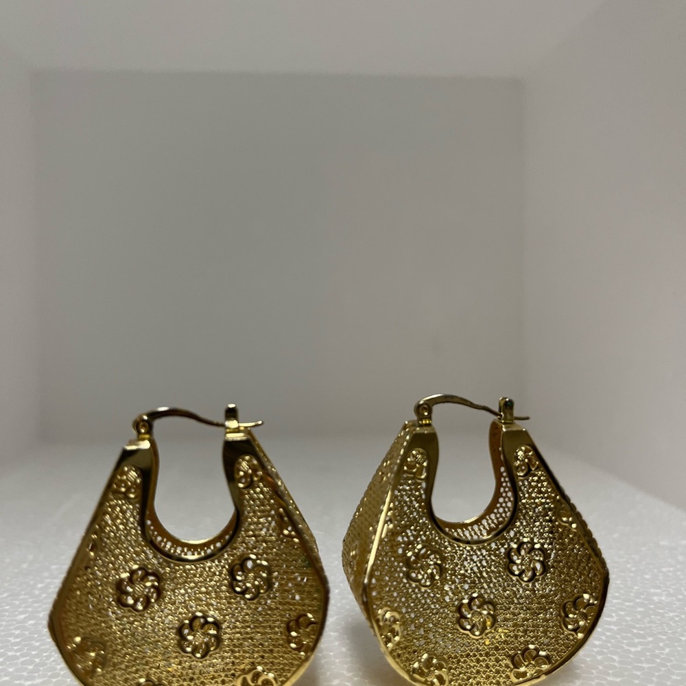 Chic Gold Floral Pattern Earrings